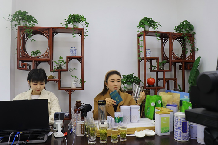 5.3-图3:采花店铺直播.jpg 5.3-图3:采花店铺直播.jpg